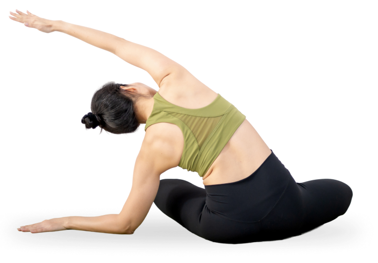 Mujer practicando una postura de yoga sobre una esterilla verde.